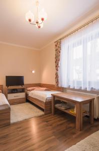 een slaapkamer met een bed en een tafel bij Pokój u Zosi in Zakopane