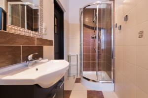 een badkamer met een wastafel en een douche bij Pokój u Zosi in Zakopane