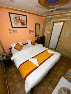 um quarto com uma cama grande num quarto em Hotel Dream Night Jaisalmer em Jaisalmer