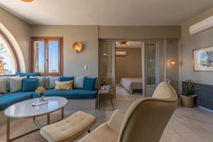 A seating area at Helios Selene