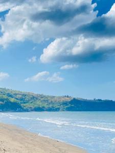 uitzicht op het strand vanaf de kust bij Kua's Pad Batangas Kubo in Lian