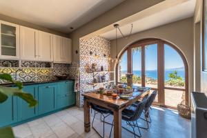 A kitchen or kitchenette at Helios Selene