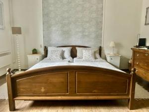 SirokにあるHalháza vendégházのベッドルーム1室(白いシーツと枕が備わる木製ベッド1台付)