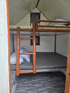 Palanda nebo palandy na pokoji v ubytování Kua's Pad Batangas Kubo