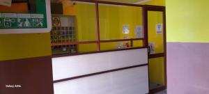 una puerta en una tienda con paredes amarillas en HOTEL MARISOL, en Iquique
