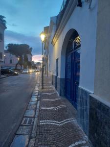 una strada con un lampione accanto a un edificio di Suite al Borgo ad Aversa