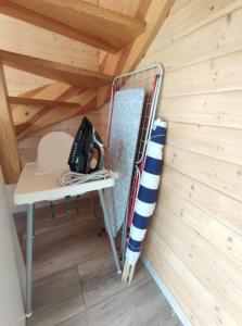 Cette chambre située dans une petite maison comprend des lits superposés. dans l'établissement Plażowisko, à Dębki