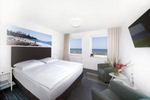 ein Hotelzimmer mit einem Bett und Strandblick in der Unterkunft Beach Hotel California in Kalifornien