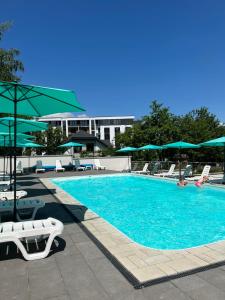 Bazén v ubytovaní Apart-Sol Polyana Resort alebo v jeho blízkosti