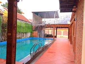 an empty swimming pool in a building with at Chu Thuong Bungalow in Ninh Binh