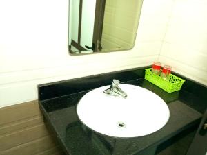 W łazience znajduje się biała umywalka i lustro. w obiekcie Chu Thuong Bungalow w mieście Ninh Binh
