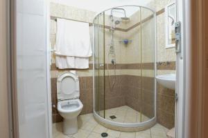 a bathroom with a shower and a toilet and a sink at Hotel Restorant Halal Il Tramonto. in Vorë