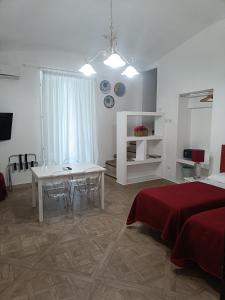 a white room with a table and a dining room at Casa Sorrentina in Sorrento