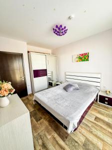 sypialnia z dużym łóżkiem i fioletowym sufitem w obiekcie Апартамент Каскадас В54 w Słonecznym Brzegu