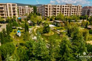 z góry widok na park z drzewami i budynkami w obiekcie Апартамент Каскадас В54 w Słonecznym Brzegu