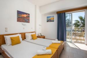 Lardos Sun View Apartments tesisinde bir odada yatak veya yataklar