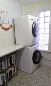 a washing machine with a microwave on top of it at Pilger-Hüttli - Blockhaus in Schönengrund