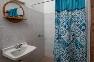 Lardos Sun View Apartments tesisinde bir banyo