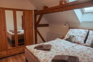 ein Schlafzimmer mit einem Etagenbett aus Holz und einem Spiegel in der Unterkunft Apartmán Rustikal in Trstěnice