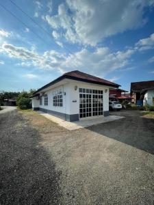 a white building with a lot of windows at Tokbah Homestay Alor Setar in Alor Setar