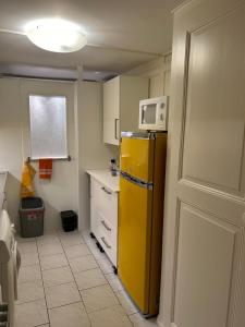 cocina con nevera amarilla y microondas en Maison Merz, en La Neuveville