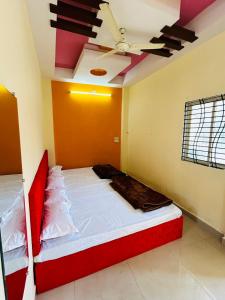 een bed in een kamer met een plafondventilator bij Sahu Home stay in Ujjain