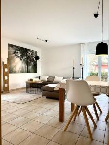 ein Wohnzimmer mit einem Tisch und einem Sofa in der Unterkunft Ferienwohnung Ostseetraum Zinnowitz in Zinnowitz