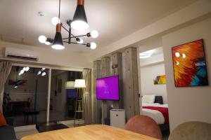 小樽的住宿－AMS海宝楼403，客房设有桌子、床和电视。