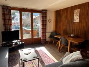 Un televizor și/sau centru de divertisment la Lovely 2 Bed Apartment in Morzine with garden