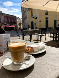 eine Tasse Kaffee und ein Gebäck auf dem Tisch in der Unterkunft B&B Antica Dimora dell'Angelo in Nardò