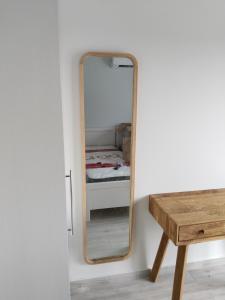 um espelho no canto de um quarto com uma cama em MENTOROS VILLAS em Karavádhos