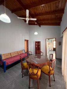 ein Wohnzimmer mit einem Tisch und einem Sofa in der Unterkunft Casa para 7 personas pileta in Monte Hermoso