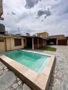 ein Pool vor einem Haus in der Unterkunft Casa para 7 personas pileta in Monte Hermoso