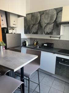 - une cuisine avec une table et un comptoir dans l'établissement Appartement quartier la Timone, à Marseille