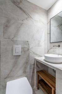 biała łazienka z umywalką i toaletą w obiekcie Diamond w Atenach