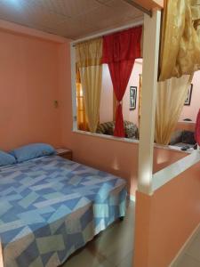 Schlafzimmer mit einem Bett und einem Spiegel in der Unterkunft SherNette Nest. in San Juan