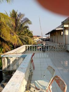 Deux chaises assises sur le toit d'une maison dans l'établissement KhopChai Guesthouse, à Houei Sai