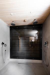 ein Badezimmer mit einer großen Glaswand in der Unterkunft Villa Northern Lights by DG Lomailu, Lapland, Finland in Kyrö