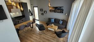 sala de estar con sofá, mesa y sillas en Mar Bella en Pomorie