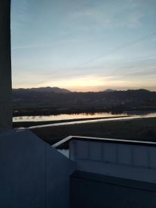 - une vue depuis le toit d'un bâtiment au coucher du soleil dans l'établissement Suite Ribadesella VUT2191AS, à Ribadesella