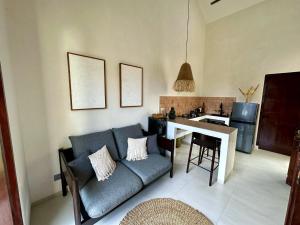 un soggiorno con divano e tavolo di Trendy 1-Bedroom-Villa 'Lala' in Uluwatu a Jimbaran