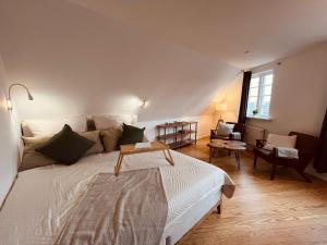 a bedroom with a bed and a living room at Lykkefund - Ferienwohnungen in Hafennähe in Glückstadt