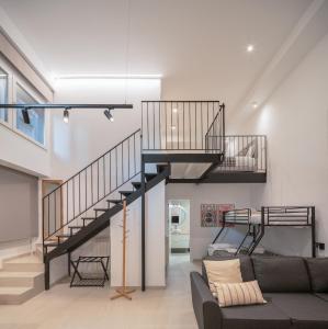 sala de estar con escalera y sofá en Apartamentos Bahía&Arena, en Santander