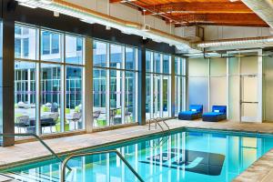 uma piscina interior num edifício com janelas em Aloft Denver Airport at Gateway Park em Aurora