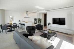 uma sala de estar com um sofá e uma mesa em Nicosia Central Park Residences em Nicósia