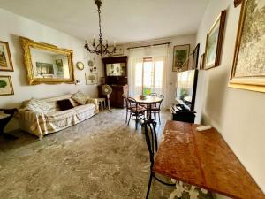 a living room with a table and a couch at Casa Relax nel centro storico con posto auto in Vico Equense