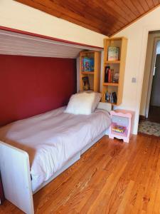 een slaapkamer met een groot bed en een houten vloer bij Les Balcons du Mont-Blanc : Appartement centre village in Cordon