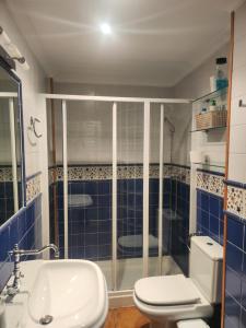 y baño con aseo, ducha y lavamanos. en La casa sobre el rÍo, en Cuenca