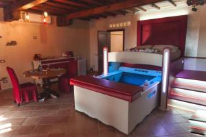 Zimmer mit einem Etagenbett und einem Tisch in der Unterkunft Terre Dell'Amore in Grosseto