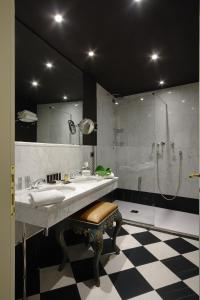 La salle de bains est pourvue d'un grand lavabo et d'une douche. dans l'établissement Aqua Palace, à Venise